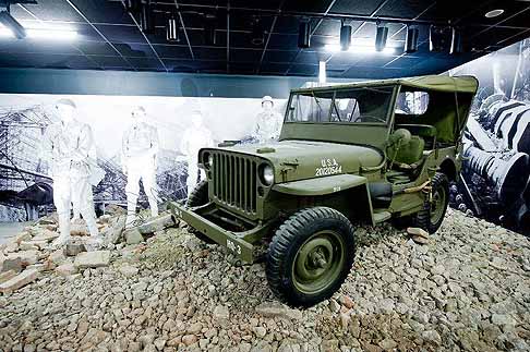 Jeep - Museo Auto di Torino in mostra la Jeep Wrangler Militare 4x4 in un contesto off-road